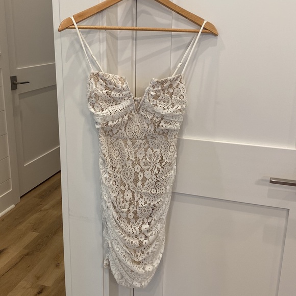 Selfie Leslie Shea V-Bust Ruched Lace Mini Dress White Small NWT SOLD OUT - Picture 5 of 10